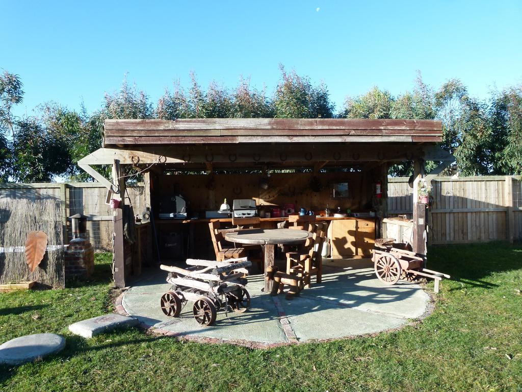 Wacky Stays - Unique Farm-Stay Glamping Rentals, Free Animal Feeding Tours Кайкура Екстериор снимка