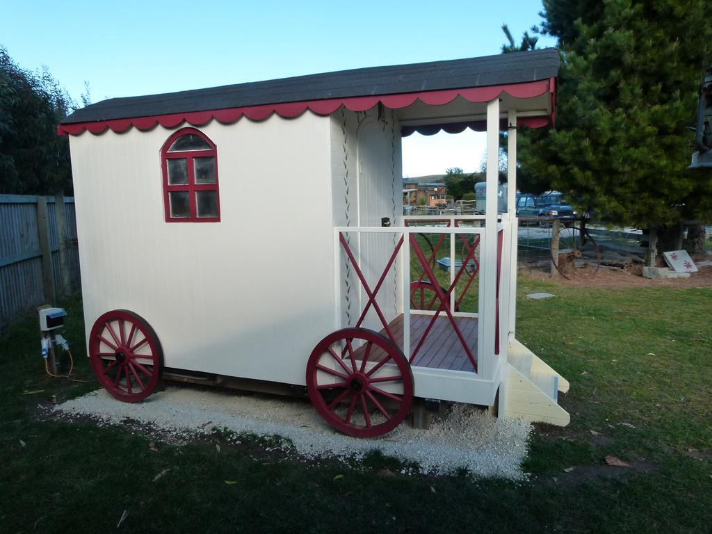 Wacky Stays - Unique Farm-Stay Glamping Rentals, Free Animal Feeding Tours Кайкура Екстериор снимка