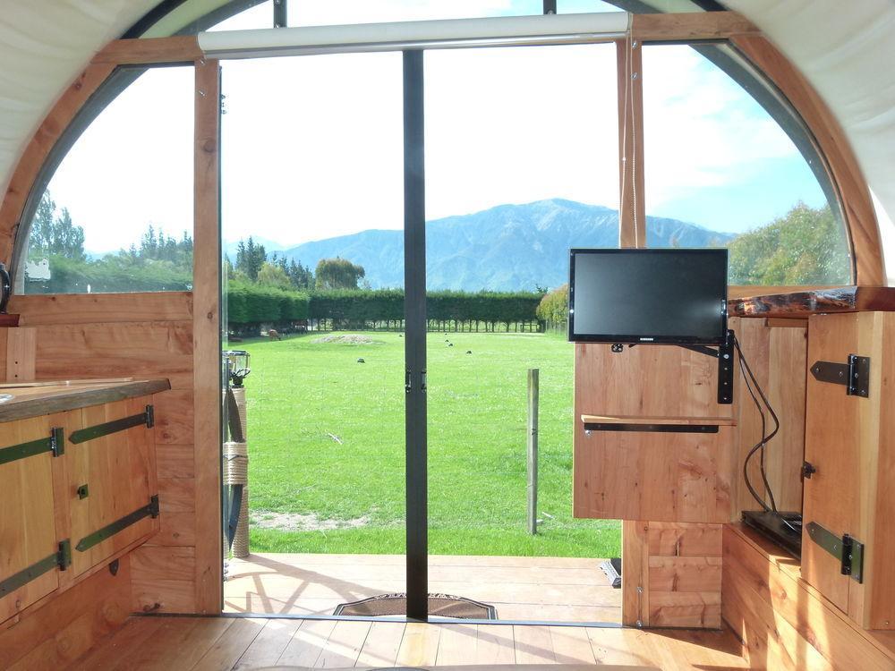 Wacky Stays - Unique Farm-Stay Glamping Rentals, Free Animal Feeding Tours Кайкура Екстериор снимка