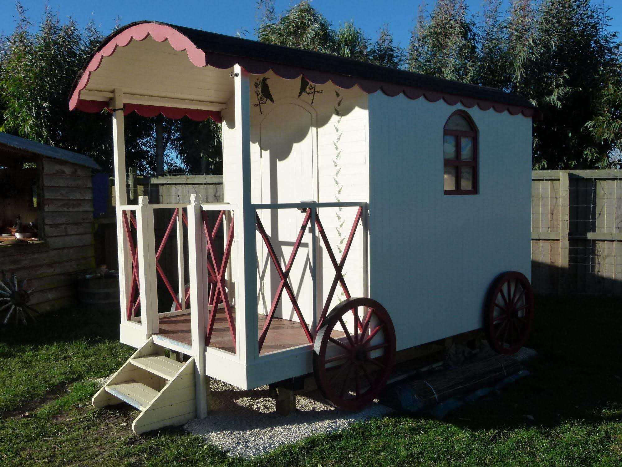 Wacky Stays - Unique Farm-Stay Glamping Rentals, Free Animal Feeding Tours Кайкура Екстериор снимка